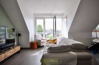 Contacteer Céline voor een afspraak, gsm 0472 35 92 86.<br />Dit lichtrijk appartement met zuid gericht balkon bestaat uit een inkomhal, toilet, leefruimte met open geïnstalleerde keuken, nachthall, badkamer en 2 slaapkamers. Balkon met mooi uitzicht!<br />Kelderberging inbegrepen.<br />Mogelijkheid tot bijhuren parkeerplaats: 30 euro/maand.<br />Gemeenschappelijke kosten: 35,2euro/maand.<br />Vrij vanaf 1 juli 2026. Interesse? Contacteer Immo Roman gsm 0472 35 92 86.