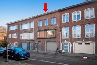 <p><span>HOBOKEN | BEL-ETAGE MET VIER SLAAPKAMERS, ZONNIGE TUIN EN GARAGE | BEWOONBARE OPPERVLAKTE ca. 170m² | EPC D|</span></p><p><span>Indeling als volgt : gelijkvloers :  inpandige garage - inkomhal - wasplaats met douchekamer - zonnige tuin met tuinhuis.</span></p><p><span>Eerste verdieping : traphal - ruime woonkamer met veel lichtinval en keuken. </span></p><p><span>Tweede verdieping : traphal - 4 slaapkamers - badkamer met douche, toilet en lavabomeubel. </span></p><p><span> </span></p><p><span>Extra troeven:</span></p><p><span>- Zeer gunstig gelegen </span><span>in de rustige, kindvriendelijke Europawijk</span></p><p><span>- Royale woonkamer met veel lichtinval</span></p><p><span>- Condensatieketel </span></p><p><span>- In de nabijheid van scholen, openbaar vervoer en winkels</span></p><p><span> </span></p><p><span> </span></p>