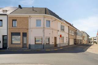 Ben je op zoek naar een centraal gelegen en deels te renoveren woning? Dan vind je deze hier. Deze woning is gelegen in de Lange Kouterstraat en kan dus iets voor jou zijn! <br /><br />Indeling gelijkvloers:<br />- Inkom <br />- Woonkamer en keuken die in elkaar overlopen <br />- Badkamer <br />- Apart toilet <br />- Berging <br />- Deur naar de kelder <br /><br />Indeling eerste verdieping:<br />- Nachthal<br />- 2 slaapkamers<br /><br />Extra info: <br />- op wandelafstand van het station van Wetteren;<br />- gelegen in het centrum van Wetteren en dus dichtbij alles! <br /><br />Mis deze kans niet en plan vandaag nog jouw bezoek!<br /><br />Bij Albert kom je thuis