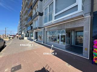 <span><span>Op een uitermate gunstige locatie aan de <strong>Zeedijk van Knokke</strong>, grenzend aan Het Zoute, bieden we u dit<strong> handelsgelijkvloers</strong> aan. Het eigendom bestaat uit 2 samengevoegde kavels vanuit 2 verschillende residenties en beschikt over een bruikbare vloeroppervlakte van <strong>94 m²</strong>. Het alhier aangeboden gedeelte betreft het <strong>rechtergedeelte (zie n°2 op begeleidende omslagfoto)</strong> van ongeveer <strong>69m²</strong>, bestaande uit een <strong>handelsruimte, een etalage langs de Zeedijk en een achterliggend privégedeelte</strong>. Op heden wordt het pand uitgebaat als handtassenwinkel, zijn de beide delen met elkaar verbonden (ook op technisch niveau) en dienen er bij een afzonderlijke invulling nog bijkomende werken uitgevoerd te worden om beide delen afzonderlijk te maken*. Er zijn uiteraard diverse activiteiten mogelijk, uitgezonderd voeding. Voorbeelden van toegestane activiteiten zijn onder meer een galerij, vastgoedkantoor, uitzendkantoor, reisbureau, kantoorruimte, shop, klein- en detailhandel,... Noem maar op. Toets gerust even af met ons kantoor.</span></span><br /><br /><span><span>Bovendien is het toegestaan om te overnachten in het handelsgedeelte (niet op recurrente basis en zonder domicilie). Zo kunt u gemakkelijk het achterste gedeelte van het pand gebruiken als verblijfplaats (handig om af en toe bij uw zaak comfortabel te kunnen overnachten). Er is namelijk achteraan een keukenruimte, douche en toilet voorzien.</span></span><br /><br /><span><span><strong>De indeling is als volgt: overdekte toegang - winkelgedeelte met etalage - opslagruimte/verblijfplaats - keukengedeelte - doucheruimte en toilet.</strong></span></span><br /><br /><span><span><u>Enkele troeven:</u></span></span>
<ul>
<li><span><span>Zowel interessant voor uw eigen zaak of als opbrengsteigendom voor verhuur;</span></span></li>
<li><span><span><strong>AAA+ locatie aan de Zeedijk van Knokke en vlakbij Het Zoute</strong>;</span></span></li>
<li><span><span>Sterke visibiliteit en mooie etalage;</span></span></li>
<li><span><span><strong>Instapklaar en afgewerkt, behoudens enkele technische ingrepen</strong>; </span></span></li>
</ul>
<span><span>AANDACHT: Dit aanbod kan enkel in combinatie met een verkoop van het aanpalende lot gerealiseerd worden. Informeer u bij de makelaar voor meer info hierover (zie andere advertentie op onze website). </span><span><em><strong>*</strong>Vraagprijs excl. kostprijs voor opsplitsingswerken.</em></span><br /><br /><span>Interesse om hier te investeren of te ondernemen? Bel Diksimmo op het nummer <strong>051 50 11 51</strong> of mail naar <strong>diksmuide@diksimmo.be</strong>.</span></span>