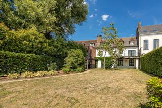 Maak kennis met deze prachtige eigendom in het hart van Hulshout, die elegantie en historische charme perfect combineert. Met een royale...