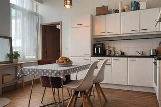 Surf naar www.abricasa.be en plan jouw verhuurafspraak in samen met onze digitale assistente Alice!Gezellig en licht appartement met aangename leefruimte op authentieke parket met open keuken.Verder is er 1 slaapkamer, een badkamer met ligbad, toilet en lavabo en een aparte bergruimte met aansluiting wasmachine.Het appartement bevindt zich vlakbij de universiteit van Antwerpen en is zeer rustig gelegen aan de achterzijde van het gebouw. - Niet gemeubeld- EPC: 153 kWh/m² - UC: 2245108- Maandelijkse kosten: 50,- euro bevatten: provisie water, minuterie, onderhoud gemeenschappelijke delen en onderhoud boiler - - Huurwaarborg: 2.235 ,- euro (3 maanden huur) - - Beschikbaar: 01/03/2026- Type contract: Bepaalde duur (1 jaar) (verlengbaar) - Adres: Pieter Van Hobokenstraat 7 - 2000 ANTWERPENWens je jouw huis, appartement, bouwgrond of opbrengsteigendom te verkopen? Op zoek naar een vastgoedmakelaar voor de verhuur of het beheer van jouw eigendom(men)? Abricasa staat voor een persoonlijke vastgoedbegeleiding van A tot Z! Leer ons kennen! Bel ons voor een vrijblijvende afspraak op 03 259 04 04 of spring binnen op ons kantoor te Kasteelstraat 58 - 2000 Antwerpen! Je bent van harte welkom!