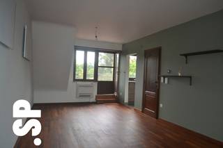 Centraal gelegen gezellig gerenoveerd appartement bestaande uit inkomhall, leefruimte met toegang naar een ruim terras, ingerichte keuken, berging, slaapkamer en badkamer. Carport <br />EPC: 343 kWh/m² . <br />Voor bijkomende inlichtingen kan u ons contacteren op het nummer 014/51.95.00.