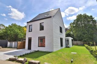 <p><span>*** QUICK SALE MET BIEDPRIJS VANAF 475.000 EUR * Kijk -en bieddagen 4, 5 en 6 juni (enkel op afspraak) </span></p><p><span> </span></p><p><span> </span></p><p><span>Rustig gelegen in het groene hart van het centrum vinden we deze prachtige alleenstaande woning.</span></p><p><span> </span></p><p><span>De woning, met een bewoonbare oppervlakte van 220m², is gelijkvloers ingedeeld met een brede inkom met apart gastentoilet, een bureauruimte (geschikt voor vrij beroep/praktijkruimte), een ruime en nieuw uitgebouwde woonkamer met zithoek, de prachtige en super uitgeruste keuken en eetplaats, dit alles met een zalig tuincontact. Verder is er gelijkvloers een praktische wasberging voorzien. Een ruime kelder zorgt voor nog wat extra koele bergruimte.</span></p><p><span> </span></p><p><span>Op de eerste verdieping zijn drie slaapkamers en de badkamer met dubbele wastafel, inloopdouche en ligbad Er is een apart toilet op de nachthal. De zolderverdieping (vaste trap) is volledig ingericht en biedt nog alle mogelijkheden (bureau, slaapkamer, speelzolder). </span></p><p><span> </span></p><p><span>De zalige tuin, grenzend aan een rustige groene long, is voorzien van een royaal terras. Voor de wagen is er een ruime oprit met carport.</span></p><p><span> </span></p><p><span>- Hoogwaardige totaalrenovatie: Nieuwe riolering (gescheiden) / Regenwater (10.000l) / alle nieuwe technieken / nieuwe elektriciteit<br />- EPC B en vloerverwarming (EPC A mogelijk mits installatie 10 zonnepanelen)<br />- Topligging, rustig aan de rand van groen en nabij alle voorzieningen</span></p><p><span> </span></p><p><span>Reserveer nu jou bezoek op de kijk -en bieddag via info@century21viaplus.be of 056/24.38.12</span></p><p><span> </span></p><p><span>ALLE INFO, PLANNEN, ATTESTEN EN VIRTUELE TOUR: <span>https://sint-amandstraat11.be/</span></span><span> </span></p><p><span> </span></p><p><span>*niet bindende vanafprijs, de verkoop komt tot stand door aanvaarding van het uitgebrachte bod</span></p><p><span> </span></p><p><span> </span></p>