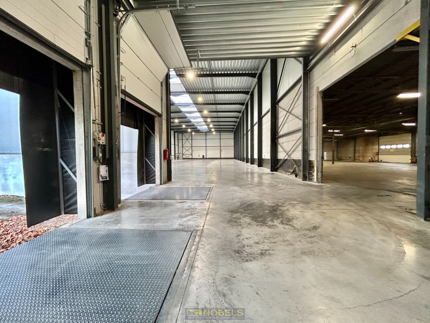 Te huur ruim, industrieel magazijn met laadkades gelegen in industriezone Ronse - foto 4