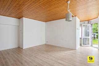 <h2><span>APPARTEMENT LUMINEUX AU REZ-DE-CHAUSSÉE</span></h2><p><span>Ce charmant appartement au rez-de-chaussée est situé dans un petit immeuble avec jardin commun. Grâce à ses nombreuses fenêtres, l'appartement bénéficie d'une lumière naturelle agréable et d'une sensation d'ouverture et d'aération.</span></p><h3><span>Aménagement</span></h3><p><span>Vous entrez dans l'appartement par un espace de vie spacieux et lumineux, suivi d'une cuisine ouverte. La cuisine est entièrement équipée de tous les appareils nécessaires.</span></p><p><span>La chambre à coucher donne un accès direct à la salle de bains, qui dispose d'une douche, d'un lavabo et de toilettes.</span></p><h3><span>Avantages supplémentaires</span></h3><ul><li><span>Bâtiment de petite taille avec des coûts généraux peu élevés </span></li><li><span>Appartement au rez-de-chaussée </span></li><li><span>Beaucoup de lumière naturelle </span></li><li><span>Électricité conforme </span></li><li><span>Jardin commun </span></li><li><span>Disponible par acte notarié </span></li></ul><p><span>Un appartement idéal pour les débutants, les célibataires ou comme investissement.</span></p>