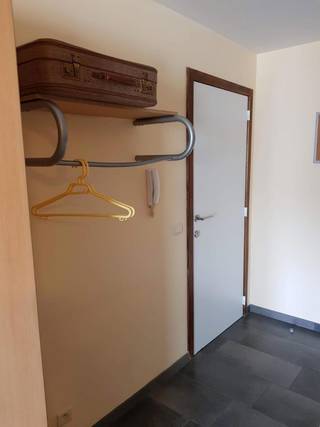 Deze gemeubelde gelijkvloerse studio bevindt zich in het centrum van Geel en bestaat uit een leefruimte met open keuken, 1 slaapkamer en...