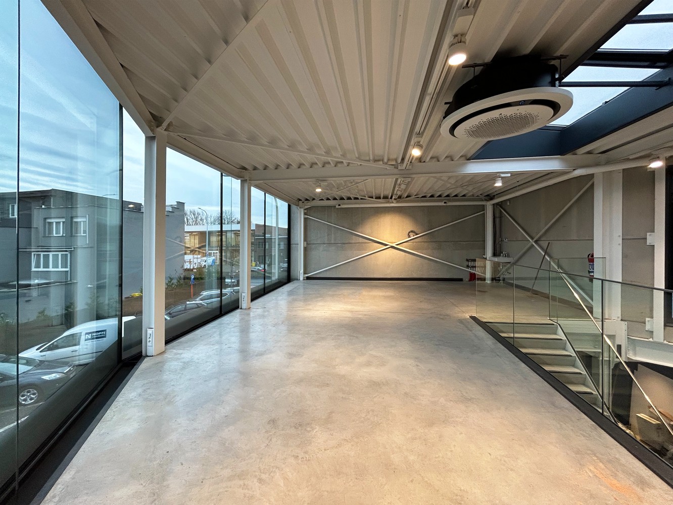 Modern en lichtrijk handelspand/kantoor met magazijn (300m²) te huur in Wijnegem! - foto 4