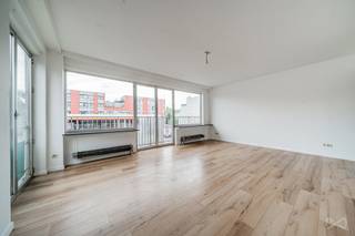 <p><strong>Info & bezoeken – 02 315 51 71</strong></p>
<p><strong>We Invest Brussels</strong> stelt u dit appartement voor, ideaal gelegen aan de <strong>Ninoofsesteenweg</strong> in Anderlecht.</p>
<p>Bij het binnenkomen ontdekt u een aangename en lichtrijke leefruimte, aangevuld met een aparte keuken en een doorlopend balkon dat vanuit verschillende kamers toegankelijk is. Een fijne buitenruimte om dagelijks van te genieten.</p>
<p>Het nachtgedeelte bestaat uit twee goed gescheiden slaapkamers en een praktische douchekamer. Daarnaast beschikt het appartement over een wasruimte en extra bergruimte.</p>
<p>Het appartement vraagt een opfrissing, maar biedt daardoor een uitstekende kans voor wie zijn woning volledig naar eigen smaak wil inrichten of voor investeerders die op zoek zijn naar een pand met veel potentieel.</p>
<p>Dankzij de gunstige ligging, vlak bij winkels, openbaar vervoer, scholen en alle dagelijkse voorzieningen, geniet u hier van optimaal wooncomfort.</p>
<p><strong>Snel te bezoeken!</strong></p>