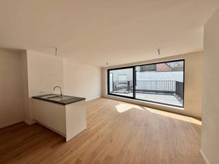 Découvrez cet appartement avec une vue latérale sur la mer, situé à deux pas de la plage.