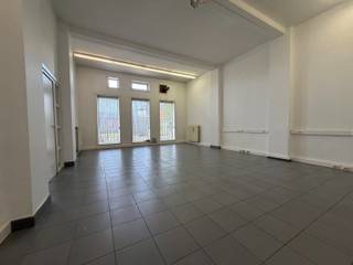 De kantoorruimte heeft een oppervlakte van 50m² en is gelegen in een zijstraat van de Kortrijksesteenweg, in de nabijheid van de Sterre en...