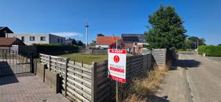 Het betreft een half open bebouwing met geklasseerde voorgevel. De woning heeft een grote zuidertuin die via de achtergelegen zijstraat ook bereikbaar is en een zeer mooi deels overdekt terras. Naast de woning is er is ook een bijgebouw dat mee geïntegreerd mag worden bij de woning.<br />Binnenin hebben we op het gelijkvloers de garage, een inkomhal, toilet, badkamer, slaapkamer eetkeuken en zithoek. Er is tevens een droge kelder.<br />Op de 1ste verdieping een zeer ruime zolder die ingericht kan worden als extra slaapkamers.<br />Voor verdere inlichtingen of bezoek gelieve onze vastgoedexpert Guy De Witte te contacteren op het nummer 0477904846
