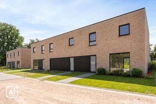 Droom jij van een instapklare nieuwbouwwoning waar je meteen kunt genieten? In de Kanaalstraat in Ingelmunster vind je deze halfopen woning. Hier woon je in alle rust aan het water, terwijl winkels, scholen en het station nooit veraf zijn. De ideale plek voor wie comfortabel wil wonen op een centrale locatie in het hart van Ingelmunster.
Lot 1 is volledig afgewerkt, met een kwalitatieve keuken, badkamer en vloerafwerking, en beschikt over 3 slaapkamers, een lichtrijke leefruimte en energiezuinige technieken. Verhuizen, uitpakken en genieten: meer hoef je niet te doen.
Of je nu jouw eerste woning koopt, een jong gezin bent of op zoek bent naar een interessante vastgoedinvestering: deze instapklare woning combineert comfort, kwaliteit en gebruiksgemak op een toplocatie in Ingelmunster.
Benieuwd? Contacteer ons vandaag en plan je bezoek in.