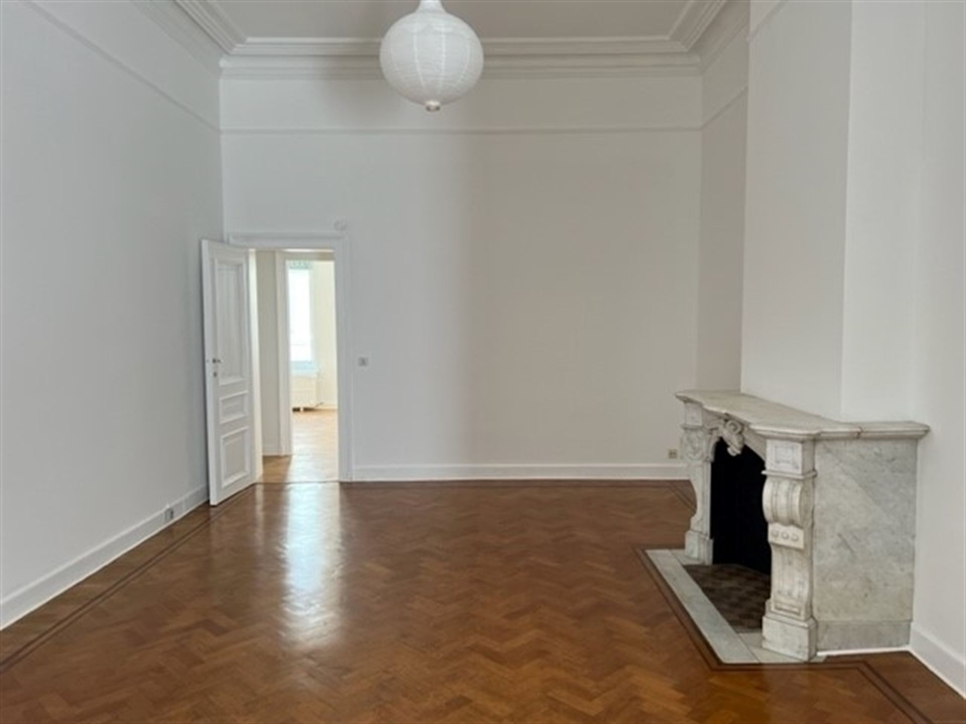 Karaktervol appartement met 2 slaapkamers, polyvalente ruimte en authentieke elementen in de Europese Wijk - foto 5