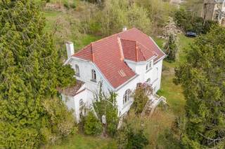 Overijse - This charming house, with a surface area of +/- 176m² according to the EPC, is set on a plot of approximately 7700 m². A rare and...