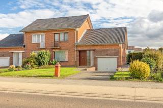 <p><strong>TE RENOVEREN GEZINSWONING (HOB) MET 3-4 SLAAPKAMERS EN INPANDIGE GARAGE OP ZUIDOOSTELIJK GERICHT PERCEEL VAN 6A90CA TE HASSELT (STEVOORT) ! <br /><br /></strong>We vinden deze halfopen gezinswoning terug aan de Stevoortse kiezel 381. Deze locatie te Hasselt (Stevoort) betekent dat je op een boogscheut van het centrum van Stevoort woont en op slechts enkele kilometers van het centrum van Hasselt, Herk-de-Stad en Alken. Verder bereik je van hieruit vlot de oprit naar de E313. Hou je van de natuur? Een viervoeter in huis die beweging nodig heeft? De prachtig groene omgeving van de Herkenrodebossen vind je hier in de achtertuin !<br /><br />Deze woning werd in 1963 opgericht en nadien uitgebreid op het gelijkvloers waardoor dit huis over een comfortabele bewoonbare oppervlakte van circa 175m2 beschikt.<br /><br />Op het gelijkvloers tref je eerst een ruime inkomhal met authentieke houten trap. Links bevindt zich de ruime leefruimte met sierhaard, gevolg door de keuken met eetruimte en links daarvan een veranda. De keuken leidt verder nog naar de wasruimte en inpandige garage, die eveneens via de inkomhal te bereiken is, alsook een provisiekelder.<br /><br />Op de tussenverdieping bereik je 2 slaapkamers en de badkamer met wastafel, douche en toilet. Via de overloop bereik je verder op de eerste verdieping twee bergkamers onder het hellend dak en twee ruime slaapkamers, waarvan één met toegang naar een zeer ruime bergzolder, bereikbaar via het zolderluik.<br /><br />Hier is het ook zeker de moeite waard om stil te staan bij de buitenzijde van de woning. De zuidoostelijke oriëntatie van het perceel zorgt voor optimaal genot van de zon in de tuin en hier beschik je over meer dan voldoende ruimte om een gezinsvriendelijke tuin in te richten. Spullen berg je dan weer in het tuinhuisje. Op het perceel is voldoende parkeergelegenheid aan huis.<br /><br />Interesse? Contacteer ons op 011 96 51 76 of mail naar info@momentumvastgoed.be.</p>