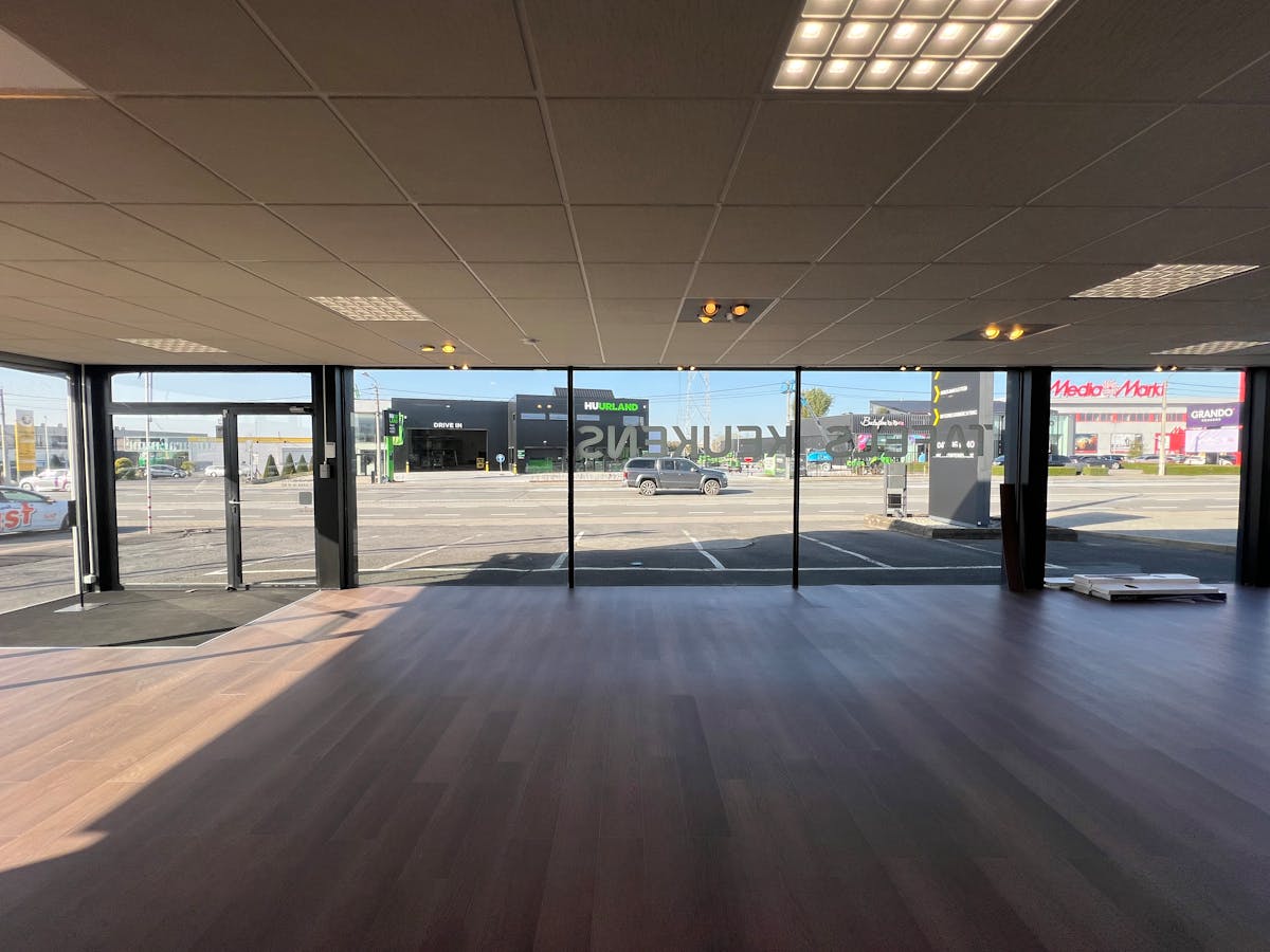 Showroom d'environ 110 m² avec 5 places de parking dans le Mammoth Center - photo 2