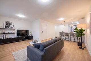 <p><span>Dit </span><span>volledig gerenoveerd appartement </span><span>(2025) staat te koop aan de Kaaldries op een </span><span>centrale locatie</span><span> en op wandelafstand van het </span><span>centrum van Hamme</span><span>. Supermarkten, scholen, openbaar vervoer en invalswegen zijn </span><span>vlot bereikbaar</span><span>.</span></p><p><span>Dit leuke appartement telt heel wat positieve kenmerken gezien dat het gelegen is in een kleinschalig appartementsgebouw van drie units dewelke juist een totaalrenovatie is ondergaan. Het beschikt over </span><span>een aangenaam terras</span><span>, twee lichtrijke slaapkamers, een </span><span>EPC label B </span><span>en een </span><span>bewoonbare oppervlakte</span><span> van </span><span>74m² </span><span>(cfr. EPC).</span></p><p><span>indeling</span><span>:</span></p><p><span>- ruime, lichtrijke woonkamer</span></p><p><span>- open keuken dewelke volledig geïnstalleerd is met een inductie kookplaat, oven, ijskast, etc.</span></p><p><span>- eerste terras</span></p><p><span>- eerste slaapkamer 6.3m²</span></p><p><span>- nachthal</span></p><p><span>- technische berging met voorzieningen voor wasmachine en droogkast.</span></p><p><span>- badkamer voorzien van een inloopdouche, toilet en enkele wastafel</span></p><p><span>- tweede slaapkamer 14.5m²</span></p><p><span>Troeven</span></p><p><span>- centrale ligging in Hamme</span></p><p><span>- zeer lichtrijke leefruimte met open keuken</span></p><p><span>- recent gerenoveerd gebouw van 2025</span></p><p><span>- EPC label B</span></p><p><span>- precad in opmaak</span></p><p><span>Ben jij geïnteresseerd in dit centraal én instapklaar appartement te koop in Hamme, ben je op zoek naar ander vastgoed, een investering of wens je de waarde van jouw eigendom te kennen? Dan ben je bij BOLT Immo aan het juiste adres! Wij helpen jou graag verder.</span></p><p><span> </span></p>