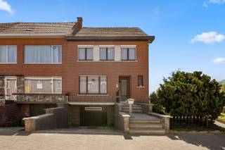 Deze ruime woning is gelegen in Tienen en biedt alle comfort van een half open bebouwing. Met een mooie tuin, een gezellig terras en een garage is dit de perfecte plek voor gezinnen die op zoek zijn naar een nieuwe thuis. De woning beschikt over een inkomhal, ruime leefruimte/eetplaats, douchekamer, keuken, apart toilet, 3 slaapkamers, badkamer en een vaste trap naar zolder. Ideaal voor een gezin of voor wie graag gasten ontvangt. De ligging van de woning is ideaal, met winkels, scholen en openbaar vervoer in de buurt. Daarnaast is er ook een vlotte verbinding naar de snelweg. Kortom, deze woning is de perfecte combinatie van comfort, ruimte en een ideale ligging. Ideaal voor wie op zoek is naar een gezellige thuis in Tienen.