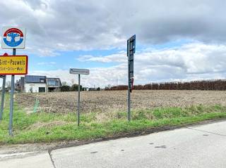<p><span> </span></p><p><span>Prachtige Bouwgrond (lot 5) te koop met betoverend uitzicht op appelbloesems en weilanden!</span></p><p><span>Droomt u van het bouwen van uw eigen droomhuis te midden van de rustgevende natuur, maar toch dicht bij alle gemakken van het leven? Deze buitengewone bouwgrond voor open bebouwing biedt u de perfecte kans om uw visie tot leven te brengen.</span></p><p><span>Kenmerken:</span></p><ul><li><span>Zeer Goed Gelegen:</span><span> Geniet van een idyllisch uitzicht op appelbloesems en uitgestrekte weilanden, een schilderachtig landschap dat elk seizoen betovert.</span></li><li><span>Ruime Oppervlakte:</span><span> Met een royaal perceel van 846,49 m², biedt deze bouwgrond voldoende ruimte om uw droomhuis te realiseren, inclusief tuin en buitenruimte.</span></li><li><span>Geen Bouwverplichting:</span><span> Neem uw tijd en ontwerp het huis dat perfect bij uw levensstijl past, zonder enige druk van een bouwverplichting.</span></li><li><span>Rustige Ligging:</span><span> Gelegen tussen het pittoreske St-Pauwels en het bruisende St-Niklaas, biedt deze locatie de perfecte balans tussen rust en toegankelijkheid tot voorzieningen.</span></li></ul><p><span>Dit is uw kans om een stukje paradijs te bezitten en uw eigen stempel te drukken op het prachtige landschap. Grijp deze unieke kans en maak uw dromen waar!</span></p><p><span>Neem vandaag nog contact met ons op 03 500 05 40 of via </span><span><span>info@edelimmo.be</span></span><span> voor meer informatie en om deze adembenemende bouwgrond te bezichtigen. De perfecte start van uw nieuw avontuur wacht op u!</span></p>