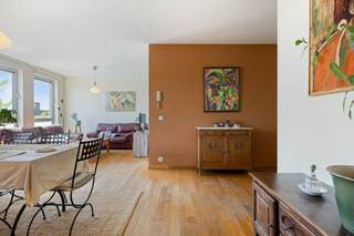 Indeling: - inkomhal met ingemaakte kasten (7 m²) - apart gastentoilet - ruime woonkamer (42 m²) - keuken met toegang tot het terras (7 m²) -...