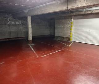 Binnenautostaanplaats voor één wagen in de gemeenschappelijke garage van een verzorgd gebouw aan de Gentsesteenweg 12. De garage is volledig...