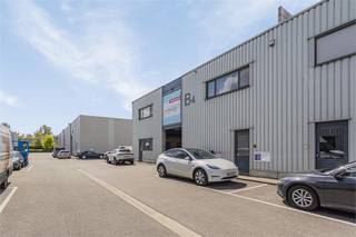 <div>
<p><strong>Dit pand kan enkel aangekocht worden via overdracht van aandelen aan het bedrag van 375.000,00 euro. </strong><br /><br />In Winkelomheide (Geel) ligt deze bedrijfshal. De oprit van de E313 ligt op enkele minuten rijden en brengt je vlot naar Hasselt-Luik-Antwerpen. De omliggende steden Geel, Westerlo, Mol, Balen, Turnhout zijn eveneens vlot bereikbaar. <br />Beide verdiepingen zijn apart verhuurd. <br /><br />Het gelijkvloers is toegankelijk via een aparte deur die uitkomt in de bureauruimte (26,56 m²) en ook via een poort (hoogte 3,35 m) en nog een tweede poort langs de zijkant van het gebouw. <br />Er is een kleine eetruimte met wasbak en afwasmachine voorzien. Er is tevens een apart toilet. Er is een mogelijkheid om met een trap vanuit deze unit naar de 1e verdieping te gaan. Aangezien beide units apart verhuurd zijn is deze deur nu op slot. <br /><br />De 1e verdieping bereik je via een aparte toegangsdeur. Deze verdieping werd opgedeeld in een grote ruimte, een aparte keuken, nog een aparte ruimte, een apart toilet en een bureauruimte. <br /><br />De totale oppervlakte van de bedrijfshal bedraagt 412 m², verdeeld over de 2 verdiepingen. Beide verdiepingen worden verwarmd met airco’s. <br /><br />Buiten horen er 5 parkeerplaatsen bij deze bedrijfshal. Deze zijn inbegrepen in de vraagprijs. <br /><br />Beide verdiepingen zijn apart verhuurd. Het zijn trouwe en correcte betalers. Er is een huurrendement van 5,5%. <br />Ideaal voor investeerders. <br /><br />Spreekt deze bedrijfshal jullie aan? Contacteer ons dan via info@bosmanvastgoed.be, wij helpen jullie graag verder. <br /><br />Bevindt zich niet in een afgebakende oeverzone, signaalgebied of afgebakend overstromingsgebied (P-score B / G-score A)</p>
</div>