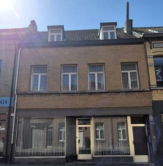 Huis voor meerdere doeleinden zoals een winkel met magazijn/atelier, benedenverdieping met living; keuken;badkamer en 3 slaapkamers op eerste verdieping bewoond. De overige kamer op eerste verdieping ; 4 mansardes op tweede verdieping ; 4 kamers in twee achterbouwen dienen gerenoveerd te worden.<br />Voorts een kleine kelder en een grote aangeplante tuin, bewoonbare oppervlakte 372 m2 oppervlakte perceel 586 m2 (breedte 8,5m x diepte 69m)<br /><br />