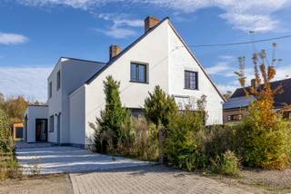 In een rustige, groene omgeving van Heusden vinden we deze volledig vernieuwde en instapklare woning, die uitblinkt in licht, ruimte en...