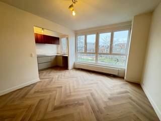 Schitterend gerenoveerd appartement op het bruisende zuid met zicht op het nieuwe ZUIDPARK.<br /><br />Indeling van het appartement:<br />Inkomhal met vestiairekast: +- 5m² vloerbekleding: visgraat motief<br />Woonkamer: +- 28m² <br />Ingerichte keuken: +- 7m²  voorzien van vaatwasmachine, frigo, oven, kasten, dampkap, composietwerkblad.<br />Slaapkamer: +- 14m² vloerbekleding: visgraat motief, kleedkast voorzien<br />Badkamer: +- 3.5m² douche, toilet en lavabo<br /><br />Algemene onkosten €100,00: lift, water en onderhoud gemene delen.<br />Onmiddellijk beschikbaar