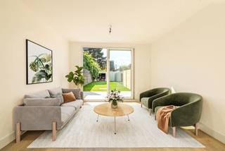 LIGGINGDeze energiezuinige stadswoning is gelegen in de Emanuel Hielstraat. Een toplocatie in het centrum van Gentbrugge omringd door tal van...