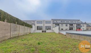 EREMBODEGEM - Deze prachtige nieuwbouwwoning bevindt zich pal in het centrum van Erembodegem. De ligging van dit pand is bijzonder aantrekkelijk met scholen, banken, en supermarkten in de directe omgeving. Daarnaast geniet deze woning van een heel goede bereikbaarheid door het openbaar vervoer, station, belangrijke invalswegen en de E40.<br /><br />Naar indeling toe bevindt zich op het gelijkvloers een inkomhal met trappenhal, een ruime garage die plaats biedt aan twee wagens en een nuttige berging met technische ruimte. Op de eerste verdieping bevindt zich een lichtrijke leefruimte met parket en een open, volledig ingerichte keuken (afgewerkt met kwalitatieve materialen). Op de bovenverdieping bevinden zich drie slaapkamers, eveneens voorzien van parket en grote raampartijen, en een badkamer met dubbele lavabo met inloopdouche.<br /><br />Troeven: EPB-nieuwbouw, warmtepomp samsung met vloerverwarming, zonnepanelen (6,6 kWp), ventilatiesysteem C+, hoge isolatiewaarde, RW-put, dubbele beglazing (PVC),...<br /><br />De tuin met ruim terras maken deze eigendom compleet!<br /><br />Mogelijkheid van aankoop onder 6% BTW!<br />Totaal incl. btw (6%), excl. kosten en excl. notariskosten: €527.880<br />Totaal incl. btw (21%), excl. kosten en excl. notariskosten: €602.580<br /><br />Bent u opzoek naar een nieuwbouwwoning met 3 slaapkamers en dubbele garage voorzien van alle comfort op een uitstekende locatie? Aarzel dan niet en maak snel uw afspraak: 053/60.65.60