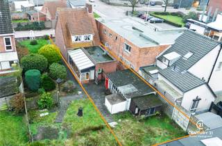<p>Bent u op zoek naar een woning die u volledig naar eigen smaak kan inrichten, op een uitstekende locatie? Dan is deze te renoveren woning in Oud-Turnhout zeker een bezoek waard.<br /><br />De woning is gelegen dicht bij het bruisende centrum, met winkels, scholen en openbaar vervoer op wandelafstand, terwijl u toch geniet van de rust van een aangename woonomgeving.<br /><br />Via de inkomhal betreedt u de woning, die leidt naar de ruime woonkamer. Aansluitend bevindt zich de keuken, die u volledig naar eigen smaak en stijl kan inrichten. De badkamer is voorzien van een zitbad met badkamermeubel. Verder beschikt de woning over een apart toilet en een ruime berging.<br /><br />Op de bovenverdieping bevinden zich drie slaapkamers. Daarnaast is er nog een zolderverdieping, die extra mogelijkheden biedt voor opslag of verdere inrichting.<br /><br />Extra troef: het perceel rechts van de woning staat eveneens te koop. Dit perceel bouwgrond heeft een totale oppervlakte van 301 m², wat bijkomende mogelijkheden biedt voor uitbreiding, een nieuwbouwproject of investering (onder voorbehoud van de geldende voorschriften).<br /><br />Deze eigendom is ideaal voor wie op zoek is naar een renovatieproject met veel potentieel, eventueel in combinatie met een interessante bouwgrond, op een topligging in Oud-Turnhout.</p>