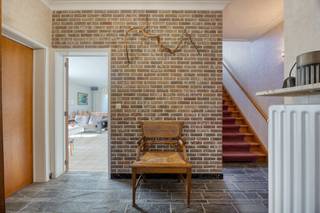 Deze gezinswoning met vijf slaapkamers bevindt zich op een toplocatie in een groene en rustige omgeving nabij Roeselare. Scholen, winkels en belangrijke verbindingswegen bevinden zich op korte afstand, terwijl ook het centrum vlot bereikbaar is met de fiets.Op het gelijkvloers komt u binnen via de inkomhal met gastentoilet. De ruime en lichtrijke leefruimte met open haard vormt het hart van de woning en biedt een gezellige sfeer. Aansluitend bevindt zich een afzonderlijke bureauruimte met directe toegang tot de inkomhal, ideaal voor een vrij beroep of thuiswerk. Verder beschikt de woning over een ingerichte keuken met eethoek, een dubbele garage, een praktische wasplaats en extra bergruimte.Op de eerste verdieping bevindt zich de nachthal die toegang geeft tot vijf volwaardige slaapkamers, waarvan twee voorzien zijn van een lavabo. De badkamer is uitgerust met een ligbad, douche en toilet. Daarnaast is er een zonnig terras aan de zuidzijde van de woning.Buiten geniet u van een zonnige, zuidgerichte tuin met veel privacy.Interesse? Bel Dewaele!De algemene voorwaarden van Dewaele DIY kunt u steeds raadplegen via dewaele.com.Dit pand is onderworpen aan de renovatieverplichting van de Vlaamse overheid voor residentiële gebouwen (behoudens bij sloop binnen 5 jaar na de aankoop). Consulteer voor meer informatie de website van het Vlaams Energie- en Klimaatagentschap via https://www.vlaanderen.be/een-woning-kopen/renovatieverplichting-voor-residentiele-gebouwenBestuursmaatregelen in het maatregelenregister: nee