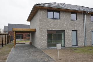 Deze recente nieuwbouwwoning is beschikbaar vanaf 01/03/2026. De woning beschikt op het gelijkvloers over een inkom met toilet, ruime woonkamer...