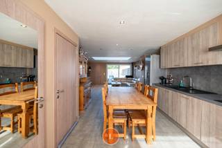 Deze instapklare woning gelegen op ons dorp van Menen is op zoek naar zijn nieuwe eigenaars!We betreden de woning via de ruime inkomhal.De...