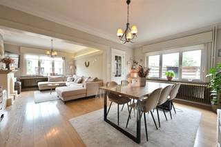 <p><span>Vous recherchez une maison familiale étonnamment spacieuse, dotée de quatre chambres, d'un agréable jardin et offrant de nombreuses possibilités ? Construite en 1955, cette maison a fait l'objet d'importants travaux de rénovation au fil des ans et allie un agencement pratique à un espace de vie et de rangement remarquablement généreux.</span></p><p><span>Entre 2009 et 2010, plusieurs travaux de rénovation importants ont déjà été réalisés, notamment la réfection de la toiture, des fenêtres, de l'installation électrique, de la cuisine et de la salle de bains. Plus récemment, plusieurs chambres ont en outre été équipées de pompes à chaleur air-air, capables à la fois de chauffer et de climatiser.</span></p><p><span>Depuis le hall d’entrée, vous accédez au salon, puis à la cuisine entièrement équipée. Le rez-de-chaussée comprend également un couloir, des toilettes séparées et une salle de bains équipée d’une baignoire et d’une douche. Au premier étage, le couloir donne accès à trois chambres à coucher à part entière, dont deux sont équipées d’une pompe à chaleur air-air. Le deuxième étage a été aménagé en une quatrième chambre particulièrement spacieuse, également équipée d’une pompe à chaleur air-air. Cet étage se prête parfaitement à une chambre parentale, une chambre d’adolescent ou à une combinaison de chambre et d’espace de travail. De plus, la maison dispose d’une cave pratique qui offre un espace de rangement supplémentaire.</span></p><p><span>À l’extérieur également, cette maison a beaucoup à offrir. La terrasse couverte constitue un agréable espace extérieur supplémentaire, tandis que le jardin offre des possibilités supplémentaires pour profiter de la vie en plein air en toute tranquillité. On y trouve également un abri de jardin et un vaste débarras. Un atout supplémentaire réside dans le fait que la parcelle est accessible aussi bien par l’avant que par l’arrière. Trois places de parking sont en outre prévues à proximité de la maison.</span></p><p><span>La maison bénéficie d’un emplacement idéal à Itegem, à proximité du centre du village, des commerces, des écoles et des commodités quotidiennes. Heist-op-den-Berg, Herentals et Herenthout sont également facilement accessibles. Vous profiterez ainsi d’un cadre de vie agréable sans faire de compromis sur l’accessibilité et le confort.</span></p><p><span>Une maison étonnamment spacieuse, dotée de quatre chambres, d’un agréable espace extérieur et de nombreux travaux de rénovation déjà réalisés, qu’il faut surtout découvrir sur place pour apprécier pleinement l’espace et les possibilités qu’elle offre.</span></p><p><span>Venez découvrir cette maison avec nous.</span></p><p><span><strong>Contactez Dupont Vastgoed au 015 15 15 15 pour plus d'informations ou pour organiser une visite sur place.</strong></span></p>