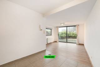 Bent u op zoek naar een interessante investering te koop in Dilbeek? Deze verzorgde opbrengsteigendom combineert een sterke huurwaarde met een uitstekende ligging. Het gebouw uit 2006 is gelegen in een aangename buurt in Dilbeek en omvat drie volwaardige eenheden met buitenruimte.<br /><br />Op het gelijkvloers bevindt zich een ruimte van ca. 63 m², vergund als kantoor maar ingericht en steeds verhuurd als een éénslaapkamerappartement met ruim terras en koer. Deze unit heeft een geschatte huurwaarde van €780 per maand. <br /><br />Op de eerste verdieping vindt u een appartement van ca. 73 m² met twee slaapkamers, terras en balkon, verhuurd aan €1.032 per maand. <br /><br />De tweede verdieping omvat een appartement van ca. 82 m² met twee slaapkamers en balkon, verhuurd aan €1.023 per maand. De totale huurwaarde bedraagt ongeveer €2.830 per maand, wat dit pand in Dilbeek bijzonder interessant maakt.<br /><br />De ligging in Dilbeek biedt een ideale mix van rust en bereikbaarheid, met winkels, openbaar vervoer en verbindingswegen nabij. Daarnaast beschikt het gebouw over een garage met twee staanplaatsen en parkeergelegenheid in de straat.<br /><br />Interesse in deze opbrengsteigendom te koop in Dilbeek? Vraag vandaag nog uw bezoek aan via Immo Francois.<br /><br />Woning verkopen in Dilbeek? Vraag je gratis schatting aan bij Immo Francois via meire@immofrancois.be.<br /><br />