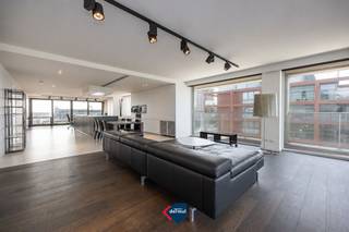Cet appartement spacieux en coin, situé sur la prisée Northlaan, bénéficie d’un emplacement exceptionnel avec une magnifique vue dégagée sur le parcours de golf de Wellington et une vue latérale sur la mer. Grâce aux grandes fenêtres, le vaste espace de vie avec cuisine ouverte entièrement équipée est baigné de lumière naturelle tout au long de la journée. L’appartement comprend également deux chambres à coucher de taille complète, chacune avec accès à la terrasse, une salle de bain avec douche à l'italienne, un dressing, un débarras pratique, un hall de nuit avec placards intégrés et un toilette séparé pour les invités. Un atout majeur est constitué par les deux grandes terrasses à l'avant et à l'arrière, offrant une superficie totale de pas moins de 54 m². Ainsi, vous pouvez profiter du soleil, du calme et d’une vue splendide à toute heure de la journée. Bien que l’appartement puisse bénéficier de quelques rafraîchissements, il constitue une base idéale pour réaliser un logement élégant et confortable dans un emplacement de premier choix à Ostende.<br />Un garage spacieux dans l'immeuble peut être acheté séparément. Une opportunité unique pour ceux qui apprécient l'espace, la lumière et un emplacement exceptionnel. À ne pas manquer !