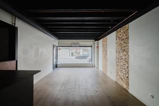 Handelspand van ca. 115 m² te koop in het centrum van Harelbeke.Het handelspand geniet van goede visibiliteit langs een drukke verbindingsweg.Dit pand kan onderhevig zijn aan de renovatieverplichting die door de Vlaamse overheid wordt opgelegd voor niet-residentiële gebouwen. Consulteer voor meer informatie de website van het Vlaams Energie- en Klimaatagentschap via https://www.energiesparen.be/nr/renovatieverplichting.Bent u op zoek naar een handelspand te koop in Harelbeke? Aarzel dan niet om ons te contacteren op het nummer 056 21 11 11.Bestuursmaatregelen in het maatregelenregister: nee