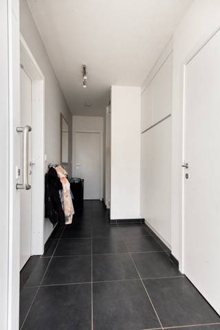 Welkom in Wezemaal ! Gelegen op een centrale locatie, vinden we deze ruime en instapklare woning uit 2010 terug. Met een bewoonbare oppervlakte van 162 m² op een uitzonderlijk groot perceel van maar liefst 25 are, kan men zich naar hartenlust uitleven. Deze eigendom biedt een ideale combinatie van ruimte, comfort en een groene omgeving.<br /><br />We betreden de woning via een inkomhal met gastentoilet en trap naar boven. Vervolgen we de gang, dan komen we terecht in een lichtrijke leefruimte die naadloos overgaat in de eetplaats en de functionele keuken. Hier zorgen de grote raampartijen voor een aangename connectie met de tuin. Op de eerste verdieping vinden we vier slaapkamers en één badkamer terug, de laatste slaapkamer bevindt zich op zolder. Dit alles maakt ze bijzonder geschikt maakt voor grote gezinnen, thuiswerk of het inrichten van hobbyruimtes. <br /><br />De grote tuin tenslotte biedt tal van mogelijkheden voor ontspanning, spel en buitenleven. Dankzij het EPC-label B is de woning energiezuinig, en met een regenwaterput van 5.000 liter wordt ook aandacht besteed aan duurzaam watergebruik. De degelijke bouwkwaliteit uit 2010 vormt een extra troef. Kortom, deze woning is een uitstekende keuze voor wie op zoek is naar ruimte en wooncomfort op een toplocatie in Wezemaal. <br /><br />Neem nu contact op met Ben via ben@sophimo.be of op 0468 58 04 09 !