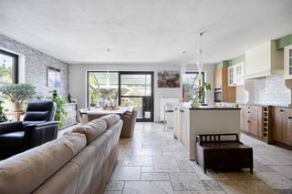 <div>
<div>Welkom in deze verrassend ruime en verzorgde gezinswoning, gelegen in een <strong>rustige doodlopende straat</strong> in Hever (Boortmeerbeek). Deze <strong>recente woning uit 2017</strong> combineert wooncomfort, energiezuinigheid en een uitstekende bereikbaarheid op een centrale locatie tussen <strong>Mechelen en Leuven</strong>.<br /><br /></div>
<div>Met een bewoonbare oppervlakte van maar liefst <strong>195 m²</strong> biedt deze woning alle ruimte voor een gezin. Op het gelijkvloers vinden we een inkomhal met gastentoilet, een multifunctionele ruimte die perfect dienst kan doen als <strong>bureau of slaapkamer</strong>, een praktische berging en een <strong>lichtrijke leefruimte met open keuken</strong>. De grote raampartijen zorgen voor een aangename verbinding met het terras en de tuin.</div>
<div><br />De eerste verdieping beschikt over <strong>twee ruime slaapkamers</strong> (eenvoudig aan te passen naar 3 slaapkamers) en een badkamer met douche. Via een vaste trap bereikt u de <strong>afgewerkte zolderverdieping</strong>, die ingericht werd als stockage maar perfect kan dienen als <strong>extra slaapkamer (master bedroom)</strong>, hobbyruimte of thuiswerkplek.</div>
<div><br />Buiten geniet u van een <strong>onderhoudsvriendelijke tuin</strong> met een <strong>ruim overdekt terras</strong> en een gezellig tuinhuis met zithoek. Ideaal om in alle rust te ontspannen of gasten te ontvangen.</div>
<div><br />De ligging is een absolute troef. De woning bevindt zich in een <strong>doodlopende straat met weinig verkeer</strong>, terwijl scholen, winkels en openbaar vervoer zich op wandelafstand bevinden. Daarnaast bereikt u vlot de belangrijkste invalswegen en bevindt <strong>Mechelen</strong> zich op slechts enkele minuten rijden. Ook recreatiemogelijkheden zoals het recreatiedomein van Hofstade en Planckendael liggen vlakbij.</div>
<div><strong><br />Extra troeven:</strong></div>
<ul>
<li><strong>Bouwjaar 2017</strong></li>
<li><strong>EPC-label B (111 kWh/m²)</strong></li>
<li><strong>Conforme elektrische installatie</strong></li>
<li><strong>4 slaapkamers</strong></li>
<li><strong>Ventilatiesysteem type D</strong></li>
<li><strong>Regenwaterput van 5.000 liter</strong></li>
<li><strong>Onderhoudsvriendelijke tuin met overdekt terras</strong></li>
<li><strong>Rustige ligging in doodlopende straat</strong></li>
<li><strong>Goede bereikbaarheid nabij Mechelen en belangrijke verbindingswegen</strong></li>
</ul>
<div><strong>Wens je meer informatie of een bezoek aan deze woning? Contacteer Sven op sven@immogve.be of 0486/400905!</strong></div>
</div>