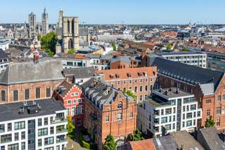 Dit uitzonderlijke penthouse maakt deel uit van de prestigieuze herontwikkeling van het voormalige Sint-Amanduscollege en het Alexianenklooster en wordt exclusief aangeboden via Access Estate.<br />BEZOEK OP AFSPRAAK!<br />Maak uw afspraak via +32 472 60 91 51 (telefoon, sms of Whatsapp).<br /><br />Gelegen aan de Oude Houtlei, op wandelafstand van de Korenmarkt, de Sint-Michielskerk en het bruisende stadscentrum van Gent, bevindt zich dit lichtrijke duplex penthouse op de derde verdieping van een karaktervolle residentie. Met een bewoonbare oppervlakte van 125 m² (exclusief terras) biedt dit appartement een uitzonderlijk gevoel van ruimte, comfort en privacy.<br /><br />Een absolute meerwaarde is het aangename dakterras van circa 14 m², waar u in alle rust kunt genieten van een prachtig uitzicht over de omgeving. De centrale ligging combineert het beste van twee werelden: de levendigheid van de stad ligt letterlijk om de hoek, terwijl de vlotte aansluiting op de binnenring zorgt voor een uitstekende bereikbaarheid richting diverse snelwegen. Mogelijkheid tot aankopen van één of twee ondergrondse staanplaatsen.<br /><br />De site werd in 2011 met grote zorg en respect voor haar historische erfgoed herontwikkeld. Daarbij werd bijzondere aandacht besteed aan duurzaamheid, authenticiteit en kwalitatieve afwerking, wat resulteert in een woonomgeving met een uniek karakter.<br /><br />Het appartement verwelkomt u via een inkomhal met gastentoilet en praktische berging. Op dit niveau bevinden zich twee volwaardige slaapkamers die beide rechtstreeks aansluiten op een badkamer uitgerust met een lavabo en douche. Verder vindt u een lichtrijke leefruimte met eet -en zitplaats die aansluit op de open geïnstalleerde keuken. De trap in de leefruimte leidt naar het verdiep waar er nog een multifunctionele ruimte aanwezig is die toegang verschaft naar het zonnige dakterras. Aan de overzijde van het dakterras bevindt zich bovendien nog een volledig afgewerkte kamer die perfect kan worden ingericht als thuisbureau, logeerkamer/ slaapkamer of hobbyruimte. <br /><br />Troeven:<br />- grote bewoonbare oppervlakte met kwalitatieve afwerking;<br />- recente herontwikkeling waardoor het volledig instapklaar is;<br />- toegang via lift;<br />- ruim dakterras met privacy en mooi uitzicht;<br />- unieke locatie in een historisch kader;<br />- mogelijkheid tot aankopen van één of twee ondergrondse staanplaatsen.<br /><br />Keuringen:<br />- EPC: label B;<br />- elektrische installatie: conform;<br />- asbestattest: asbestveilig.<br /><br />Bent u op zoek naar een exclusieve woonst met karakter, ruimte en een uitzonderlijke ligging in Gent? Dan biedt dit unieke duplex penthouse een zeldzame kans. Contacteer Access Estate vandaag nog en plan uw bezoek.