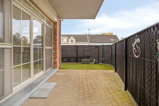 <p><strong>Recent gelijkvloers appartement met buitenruimte en dubbele garage (+ € 100). Het appartement bevindt zich op het gelijkvloers en beschikt over een uiterst energiezuinig label A.</strong></p>
<p><b>Indeling:</b> <br />De inkomhal op tegels staat in verbinding met alle delen van het appartement. De lichtrijke leefruimte met airco beschikt over een aansluitende keuken. De keuken is voorzien van voldoende kastruimte, een oven, keramische kookplaat, vaatwasser en een ingebouwde koelkast. In de technische berging zijn aansluitingen voorzien voor een wasmachine en droogkast. Hier bevindt zich ook de verwarmingsketel. Via de leefruimte bereikt u het onderhoudsvriendelijke terras/tuingedeelte. Via de inkomhal zijn de twee slaapkamers bereikbaar, waarvan de grote kamer over een airco-unit beschikt. De ruime badkamer werd ingericht met een ingewerkte douche, ligbad, een dubbele wastafel met spiegelkast en een handdoekradiator. In de hal is er nog een apart toilet met wastafel.</p>
<p><b>Bijzonderheden:<br /></b>Uiterst energiezuinig (A-label);<br />Maandelijkse kosten: € 50,00;<br />Dubbele garage onderaan het gebouw verplicht bij te huren aan € 100,00 / maand.</p>
<p><b>Ligging:</b> <br />Gelegen op de <strong>verbindingsweg tussen Antwerpen en Ranst</strong>. Nabij invalswegen en winkels.</p>