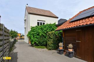 TE KOOP : karaktervolle woning met maar liefst 238m² bewoonbare oppervlakte en zeer uitnodigende tuin. De woning werd in verschillende...