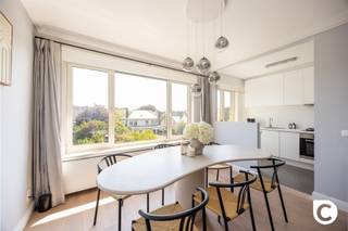<p><span>Dit comfortabele appartement ligt op de tweede verdieping van een kleinschalig en goed onderhouden gebouw, te vinden in een rustige woonwijk. Het recent-gerenoveerde én geïsoleerde dak zorgen voor een prima EPC score. Het commercieel centrum van Wilrijk is op wandelafstand verwijderd en voor een verdere uitstap zijn snelwegen en invalswegen vlakbij. Wie liever de rust opzoekt zal ongetwijfeld baat hebben bij de omliggende parken. Kortom: een centraal gelegen appartement voor wie een kalme omgeving ook zeker welkom is.</span></p><p><span> </span></p><p><span>Binnenkomen doen we via een praktische inkomhal waar een handige ruimte is om jassen en schoenen op te bergen. Apart toilet is hier ook aanwezig.</span></p><p><span> </span></p><p><span>De woonkamer geniet van een fijne lichtinval met voldoende plaats voor een grote eettafel en een gezellig salon.</span></p><p><span> </span></p><p><span>Aangrenzend ligt de keuken, dewelke is uitgerust met gasvuur, oven en vaatwasser; de koelkast staat apart. De talrijke witte inbouwkasten maken deze uiterst functioneel, de groene accentmuur zorgt voor een frisse uitstraling.</span></p><p><span> </span></p><p><span>Het appartement beschikt over twee slaapkamers. De grootste van de twee is ruim en heeft genoeg plaats voor bed en kleerkast. De tweede slaapkamer wordt vandaag als vestiaire gebruikt, waarbij een muur werd aangekleed met ingemaakte kasten. Verder is hier nog een fijn balkon te vinden.</span></p><p><span> </span></p><p><span>De badkamer werd net opgefrist en is praktisch en onderhoudsvriendelijk Ze omvat een ligbad met douchekop en dubbele lavabo met enkele kasten.</span></p><p><span> </span></p><p><span>Bovenop het appartement is er nog toegang tot een afgescheiden, volledig afgewerkte ruimte die ook nog een mooie oppervlakte kent. Vandaag is hier al een aansluiting voor wasmachine en droogkast te vinden, alsook een warmtepomp die de ruimte verwarmt en koelt. Deze kamer kan perfect gebruikt worden als creatief atelier, bureauruimte of eventueel als derde slaapkamer. Aanvullend geeft deze kamer uit op het platte dak, dat eventueel de mogelijkheid biedt om aan te kleden als een gezellig dakterras.</span></p><p><span> </span></p><p><span>Ten slotte hoort er bij het appartement nog een ruime garagebox. Ook op de oprit ervoor kunnen nog twee auto's geparkeerd staan. De garage is optioneel aan te kopen voor € 25.000.</span></p><p><span> </span></p><p><span>Troeven</span></p><p><span> </span></p><ul><li><span>Rustige buurt, toch centraal gelegen</span></li><li><span>Kleinschalig gebouw, lage gemeenschappelijke kost (€50/M)</span></li><li><span>Geïsoleerd dak</span></li><li><span>Goed EPC</span></li><li><span>Ruime en volledig afgewerkte polyvalente kamer.</span></li><li><span>Grote garagebox</span></li></ul>