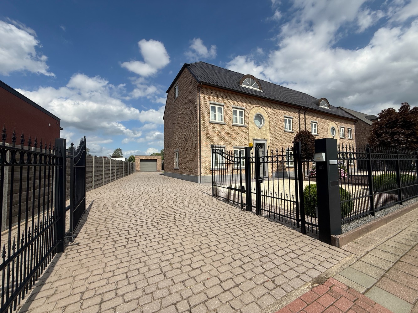 TE HUUR : PRACHTIGE WONING MET 5 SLAAPKAMERS EN 2 BADKAMERS - foto 4