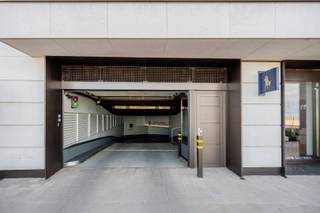 Ruime gesloten garagebox gelegen in hartje Zoute onder het Albertplein.Deze makkelijk bereikbare garagebox is gelegen op niveau -1.Hoge...