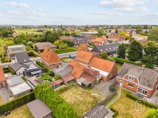 Te renoveren woning met leuke tuin. Deze woning biedt een interessante opportuniteit voor wie op zoek is naar ruimte en mogelijkheden. De woning is momenteel in een verouderde staat en vraagt een grondige renovatie, maar het ruime perceel en de grote tuin vormen een sterke basis om hier iets moois van te maken.De woning beschikt over heel wat mogelijkheden om de indeling en leefruimtes volledig af te stemmen op de wensen van de nieuwe eigenaar.De ruime tuin is een absolute troef en biedt volop plaats voor ontspanning, kinderen of een mooie buiteninrichting.Ook de ligging is interessant: dankzij de nabijheid van belangrijke invalswegen zijn omliggende gemeenten en steden vlot bereikbaar.Meer info? Tessa@immobeguin.be