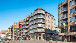 In het commerciële centrum van Knokke bevindt zich dit lichtrijke, zongerichte hoekappartement met twee slaapkamers en een aangenaam terras. Dit instapklare appartement bevindt zich op de vierde verdieping en maakt deel uit van een recent en standingvol gebouw. Gelegen in het bruisende hart van Knokke geniet u hier van optimaal wooncomfort, met tal van winkels, restaurants en voorzieningen vlak bij. <br /><br />Indeling:<br />inkomhal met toilet, lichtrijke leefruimte met zongericht terras, uitgeruste leefkeuken, berging, twee slaapkamers, twee badkamers.<br /><br />Fietsenstalling op het gelijkvloers en kelderberging.<br /><br />Mogelijkheid tot aankoop van een ruime garagebox (4m x 5,5m).<br /><br />Bezoeken? Graag na afspraak met Avantimmo op het nummer 050 62 50 55